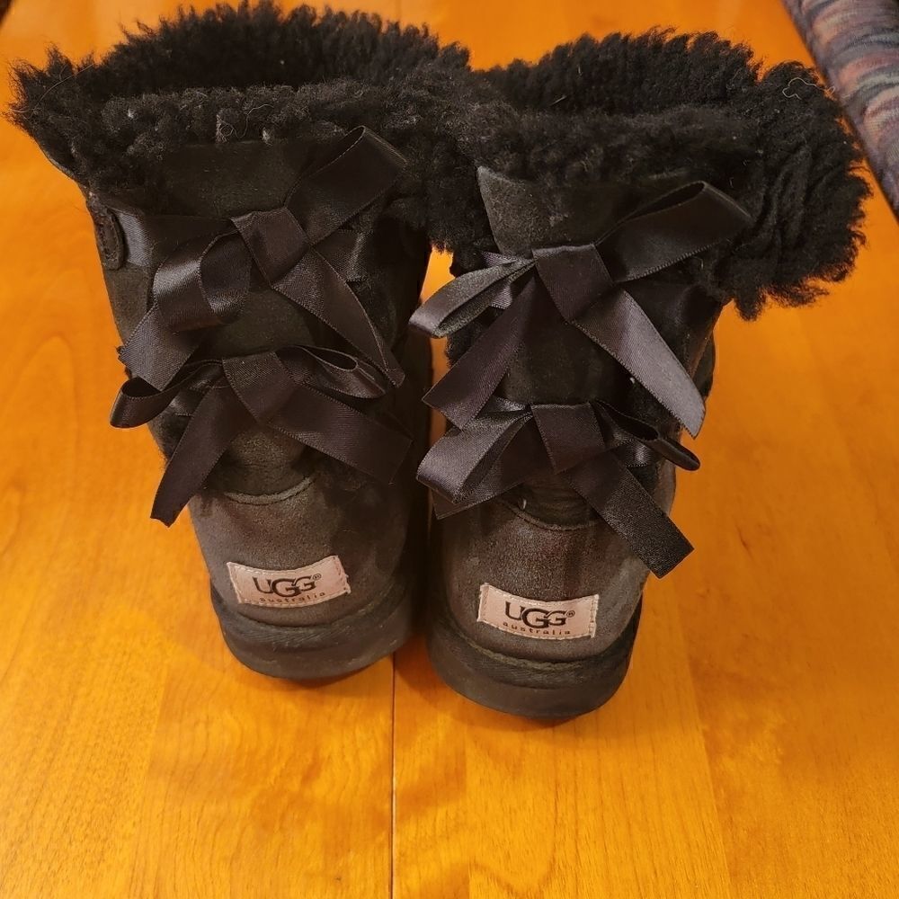 UGG Bailey Bow Black S/N 3280 size 6